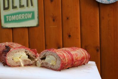 Angeschnittene Spargelbombe mit Spargel im Hackmantel