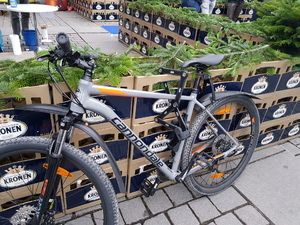 Mountainbike als Gewinn vor gestapelten Bierkästen