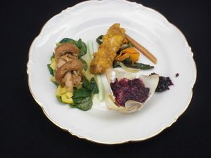 Showteller mit Pilzen, paniertem Fleisch, Spinat und Rotkohl