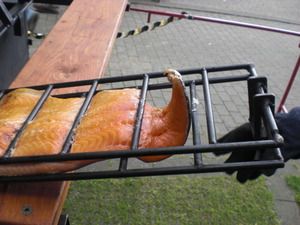 Lachshälfte in einem Halter