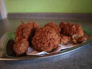 Frittiertes Hähnchen auf einer Platte