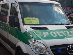 Polizeitransporter auf dem Kirmesgelände