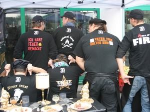 Teamphoto - alle zeigen ihren Rücken - auf jedem T-Shirt steht ein lustier Spruch