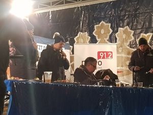Jury und Moderation an Tischen auf der Bühne
