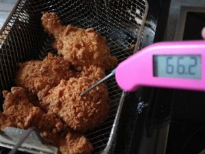Knuspriges Hähnchen im Korb mit Thermometer
