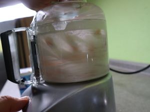 Das Fleisch wird im Mixer zerkleinert