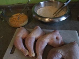 Hähnchenschenkel auf dem Schneidebrett