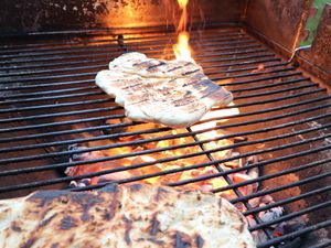 Naan Brot auf Grill