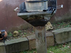 Tischgrill mit geschlossenem Deckel beim Räuchern