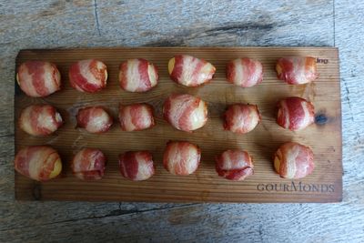 Speckkartoffeln aufgereiht auf einem GourMonds-Brett