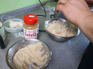 Farce wird mit Gewürz und Paniermehl vermengt