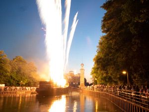 Funkenfontänen auf dem Kanal vor dem Schiffshebewerk