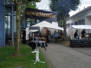 Ein Bild vom Aufbautag - oben hänt ein GourMonds Banner.