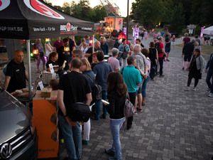 Warteschlange vor einem Food-Stand am Abend