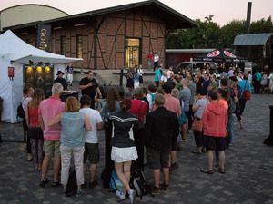 Viele Besucher vor dem historischen Backsteinschuppen