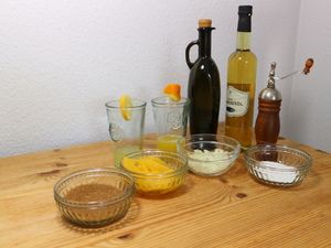 Abgemessene Zutaten für das Dressing in Schälchen