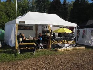 Unser weißer Pavillon mit GourMonds-Bannern im Grünen
