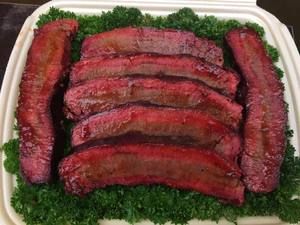 Juryschale mit Brisketscheiben auf grüner Petersilie