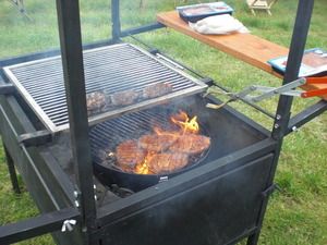 Steaks auf dem Rost über den Flammen
