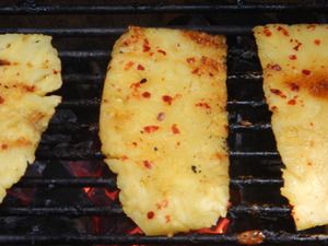Gegrillte Ananasscheiben mit Chiliflocken