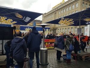 Menschenmenge auf dem Platz zwischen Heizpilzen