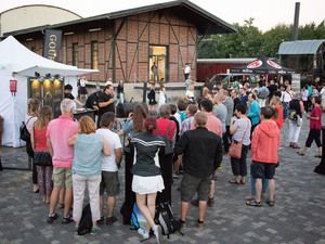 Besucher vor dem Backsteinschuppen am Abend