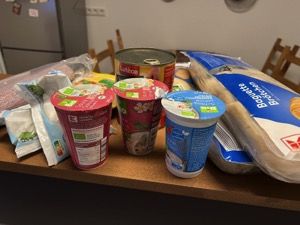 Zutaten: Baguettebrötchen, Schmand, Mais und Belag