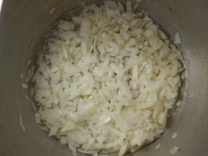 Gedünstete Zwiebeln im Topf