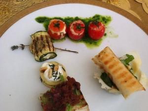 Vorspeisenteller mit Tomaten, gegrillter Zucchini und Frühlingsrolle
