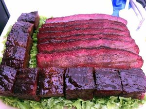 Juryschale mit Brisketscheiben und Burnt Ends