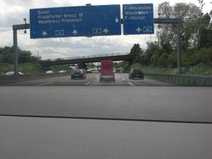 Autobahn mit Wegweisern Richtung Frankfurter Kreuz und Basel