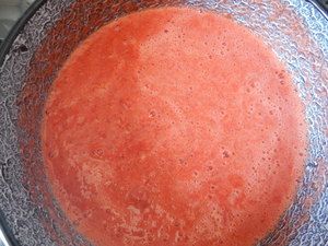 Pürierte Erdbeeren im Topf