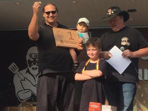 Team mit Urkunde für den ersten Platz, zwei Kinder vorne