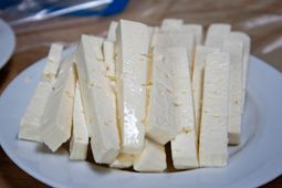Feta in Streifen geschnitten