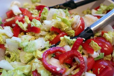 Spargelsalat mit Paprika und Salat in einer Schüssel