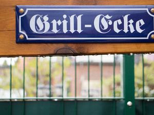 Straßenschild mit der Aufschrift „Grill-Ecke“