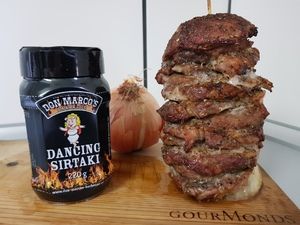 Gyros-Spieß mit Zwiebel und Gewürz auf dem GourMonds-Brett