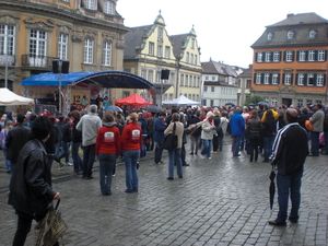 Viele Besucher auf dem Marktplatz vor historischen Fachwerkhäusern