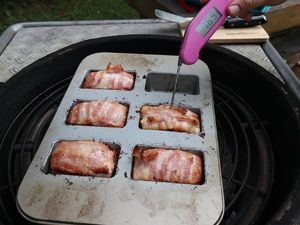 Kastenform mit Speckklötzen im Grill, Temperatur wird gemessen