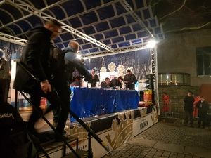 Bühne am Abend mit Treppe und Juroren