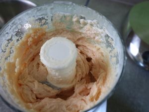 Fein gemixte Farce im Mixerbehälter
