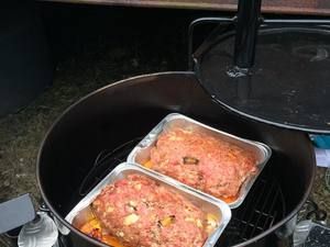 Hackbraten in Aluschalen im Fass-Smoker