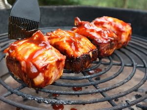 Die Klötze werden mit BBQ-Sauce glasiert