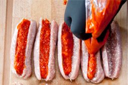 Bratwürste mit Ajvar-Füllung