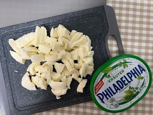 Gewürfelter Mozzarella und Kräuterfrischkäse