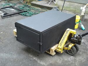 Lachsgrill verpackt auf einem Hubwagen