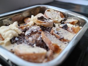 Auflauf mit Croissants, Schokolade und Eiermilch vor dem Backen