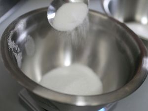 Salz wird in eine Schüssel auf der Waage gegeben
