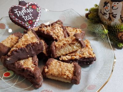Nussecken mit Schokolade auf einem weihnachtlichen Teller