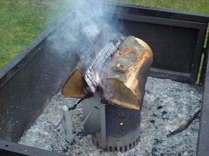 Anzündkamin auf dem zwei Holzscheite liegen